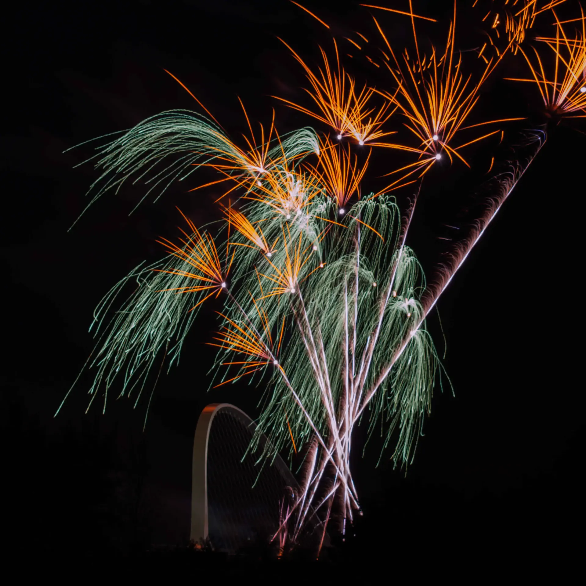 des feux d’artifice colorés dans le ciel nocturne