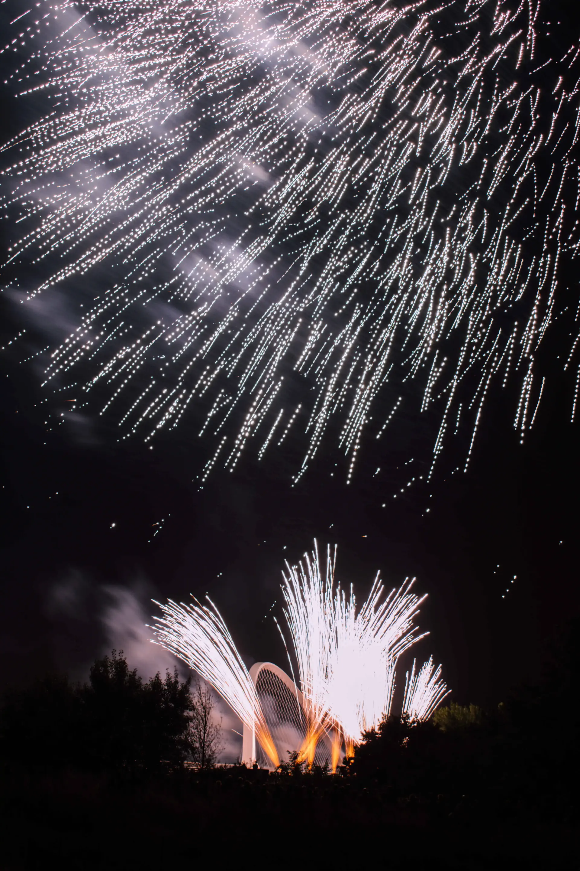 des feux d’artifice blancs dans le ciel nocturne