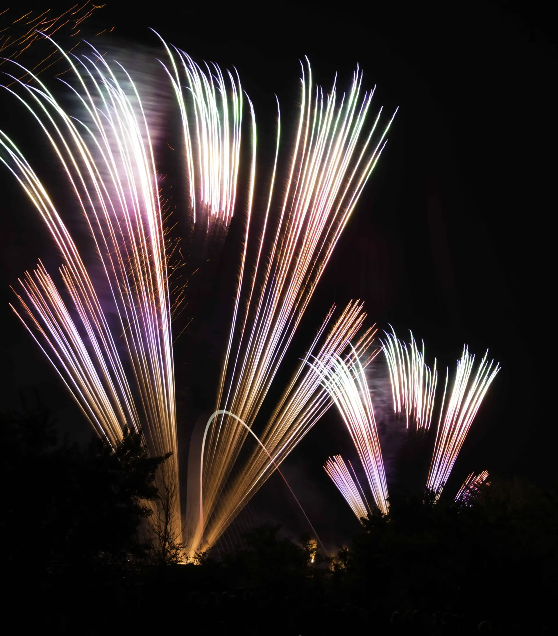 des feux d’artifice dans le ciel nocturne