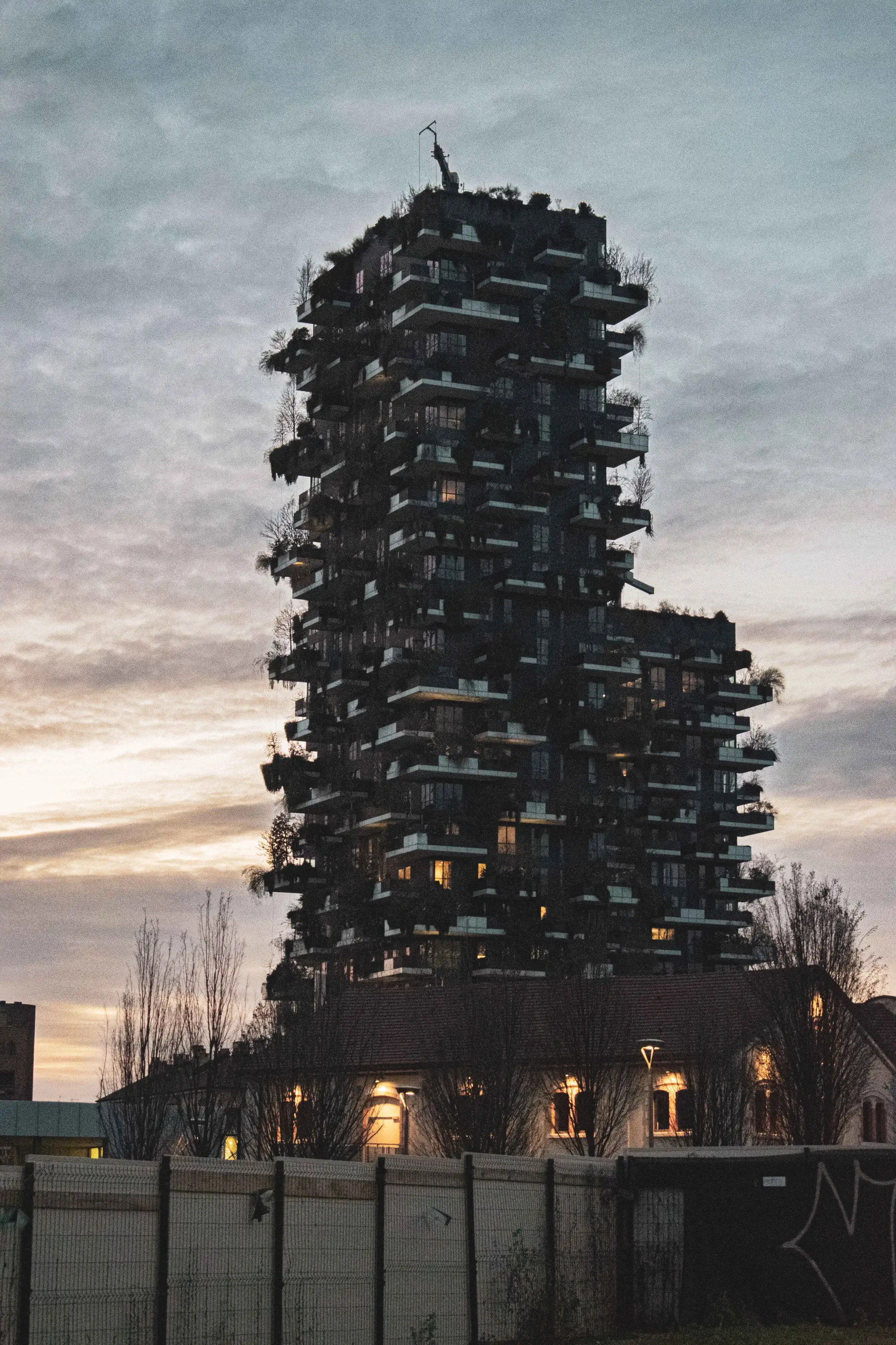 un grand bâtiment avec de nombreux balcons