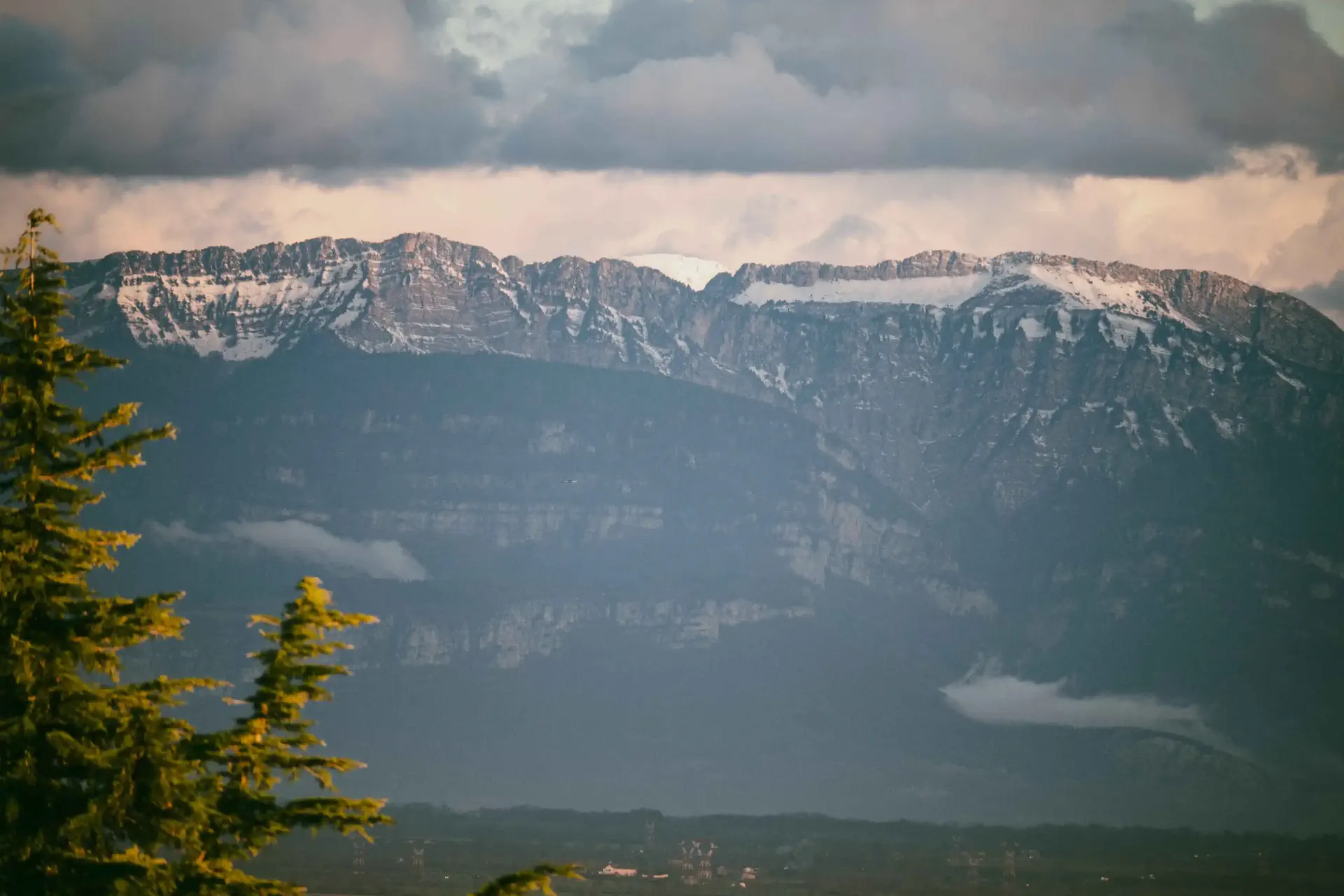 une chaîne de montagnes avec de la neige au sommet